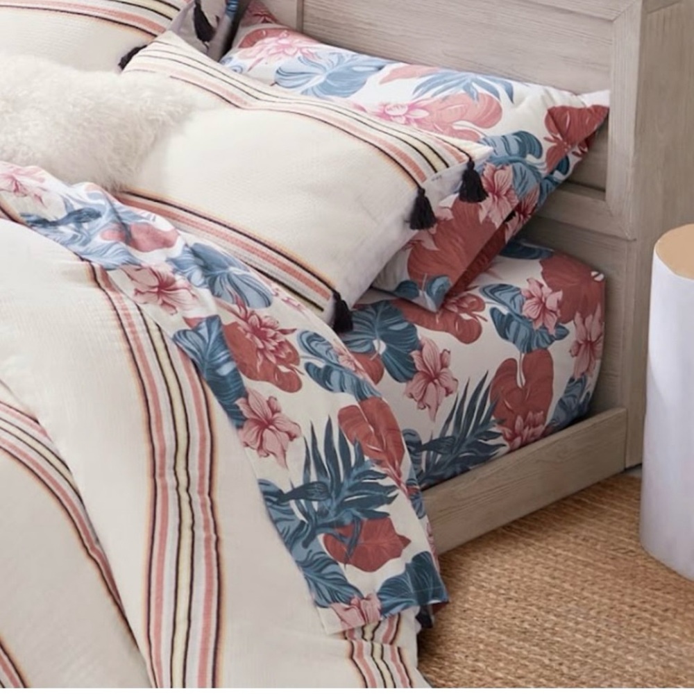 Blue and Pink Floral Duvet Cover Set with Elegant Design